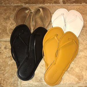 bundle of Old Navy flip flops